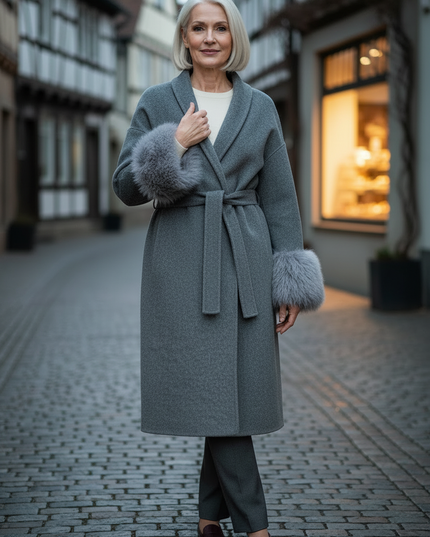 Wollmantel mit Lammfell grau lang - Reverskragen, Gürtel - Ansicht 3